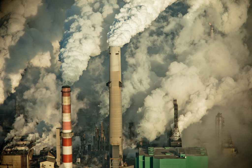 Photo of Fort McMurray burning fuel and creating massive amounts of cloudy pollution